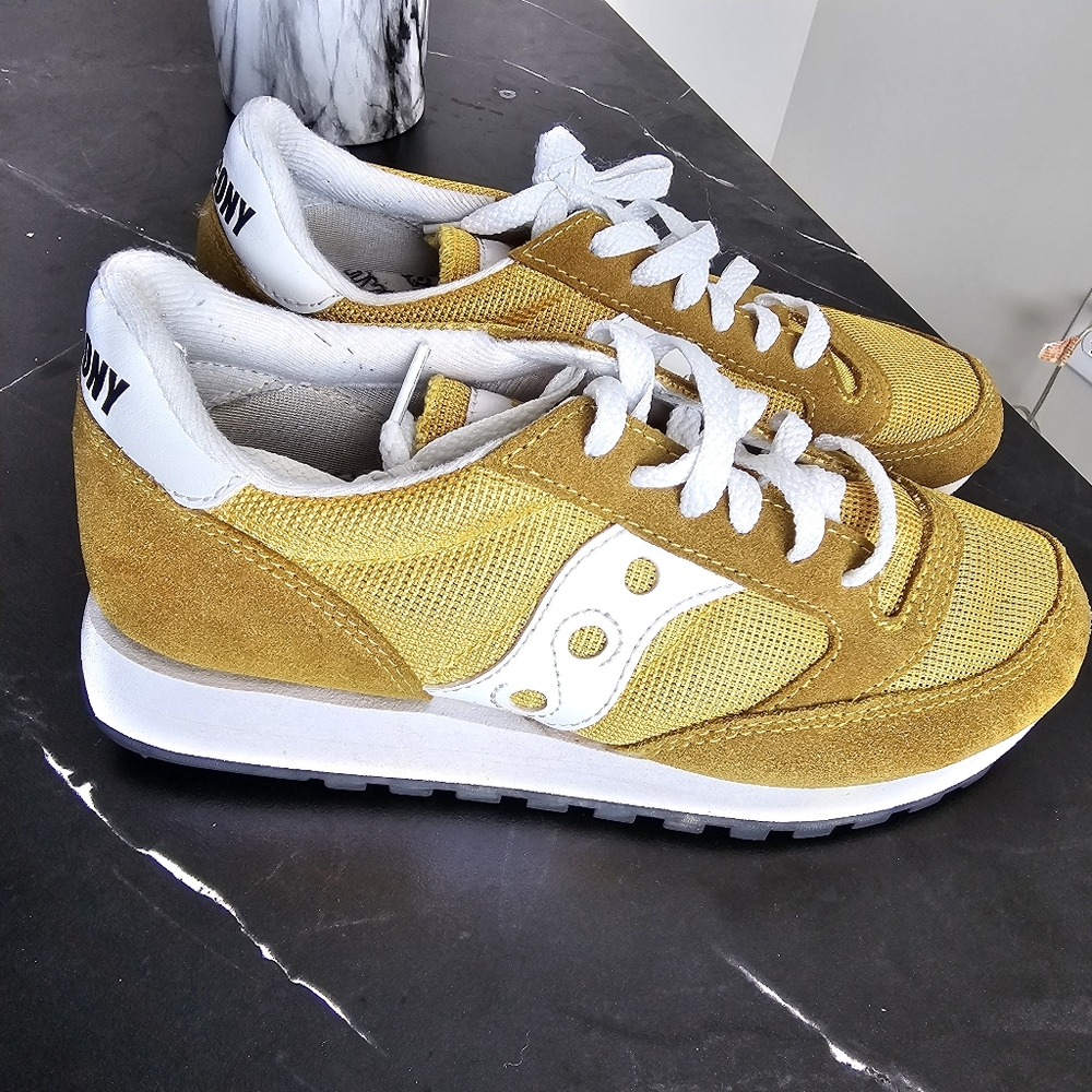 Saucony women size 8, Carolina Mustard